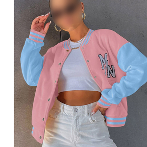 Fournisseur de premier plan : Nouvelle veste universitaire rose et bleue pour femme, manches longues, col boutonné, lettre M brodée sur le devant, en cuir PU, idéale pour l'hiver - Product Image 1