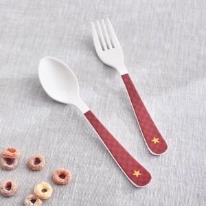 Ensemble de fourchettes et cuillères en plastique blanc avec manches rayées bleues, sans BPA, design minimaliste pour le camping - Product Image 2