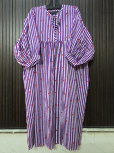 Robe longue en coton à manches longues pour femmes, imprimé cœurs rayés violet et blanc, style vintage, coupe trapèze, col rond - Product Image 1