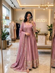 Conjunto de Vestido de Seda Chinon con Mangas Latkan, Pantalón con Lentejuelas Bordadas y Dupatta, Atuendo Festivo de Diseñador - Product Image 1