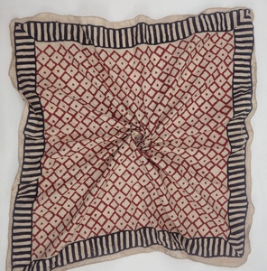 Pañuelo bandana estampado a mano, pañuelo para el cuello, corbata hecha con color natural, artículo de regalo ecológico y reutilizable. - Product Image 2