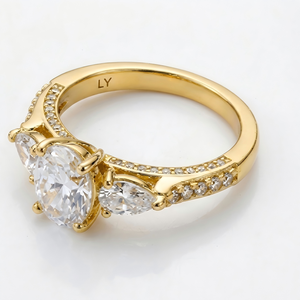 Bague de fiançailles classique pour femme en or plaqué 18 carats avec trois pierres, diamant taille poire, de la marque LY Thai Jewelry Wholesale Factory - Product Image 2