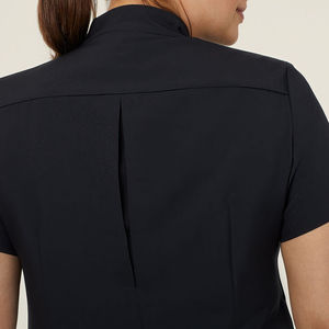 Túnica uniforme de manga corta para mujer, con logotipo personalizado al por mayor, con cremallera frontal y bolsillos, para servicios de belleza y cuidado. - Product Image 6