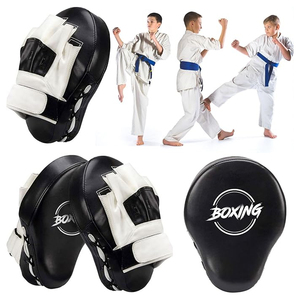Guantes de boxeo de PU blancos y negros con diseño curvo, duraderos, para entrenamiento de kickboxing y artes marciales personalizadas. - Product Image 5
