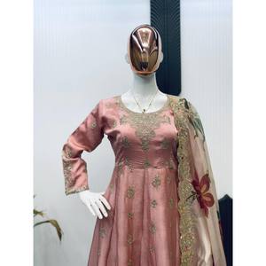 Hermoso Salwar Kameez de Seda para Fiesta con Falda y Dupatta - Product Image 1