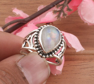 Bague empilable délicate en argent sterling 925 avec pierre précieuse de feu bleu en pierre de lune arc-en-ciel naturelle faite à la main en gros pour les fêtes - Product Image 3