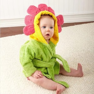 Albornoz con capucha floral para recién nacidos, verde con apliques de flores rosas, toalla con capucha para niños - Product Image 1