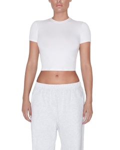 T-shirt court ajusté en mélange de coton pour femme moderne, léger, essentiel pour l'été, fournisseur en gros de marques privées - Product Image 1