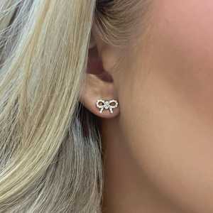 Boucles d'oreilles clous nœud papillon en diamant, vente en gros, or massif 14K, pavé rond, mignonnes pour bébé fille, avec fermoir poussoir, minimalistes, pour usage quotidien - Product Image 4