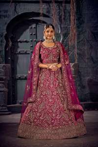 Elegante terciopelo nupcial Lehenga Choli trabajo pesado completo con piedra Jarkan última moda nupcial para bodas y ocasiones especiales - Product Image 5