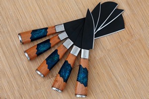 Ensemble de couteaux de chef faits main en acier carbone, 5 pièces, avec manches en résine ambidextres et couche d'acier Damas, étui en cuir inclus - Product Image 4