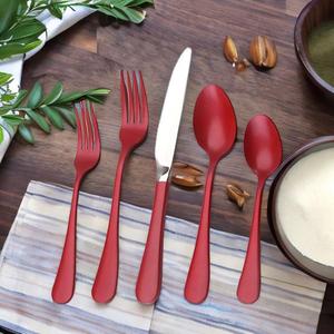 ชุดช้อนส้อมสีแดง อุปกรณ์จัดงาน ชุดช้อนส้อมสีตามสั่ง สแตนเลสสตีล ปลอดภัยสำหรับสัมผัสอาหาร สำหรับอุปกรณ์บนโต๊ะอาหาร - Product Image 1