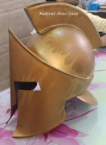 Casco Deportivo Medieval Hecho a Mano con Cruz Chapada en Oro, Pluma Negra y Armadura Pulida para Cosplay, Reenactment y Aniversarios - Product Image 4