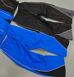 Pantalones de chándal de nailon personalizados estilo streetwear con rayas laterales reflectantes, holgados, de pierna ancha, cortavientos, para hombre - Product Image 5