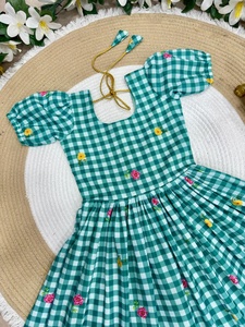 Colección de Vestidos para Niñas con Estampados a Cuadros Multicolores - Product Image 2