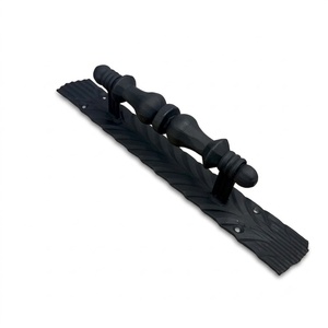 Poignée de portail traditionnelle en fer forgé ; facile à installer, avec une finition enduite ; un accessoire de clôture durable pour portails. - Product Image 1