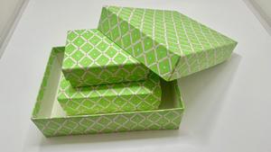 Descubra cajas de regalo con estampado en bloque, con diseños y un aspecto artesanal, para empaques de regalos y ocasiones especiales en todo el mundo. - Product Image 5