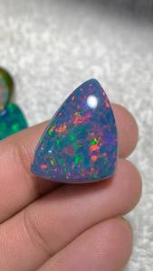 Opale australienne naturelle doublette, cabochon taillé en triangle, multi-feu, pierre précieuse lâche polie pour la fabrication de bijoux - Product Image 3