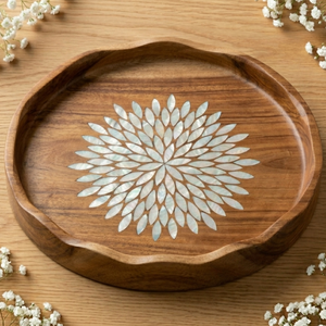 Bandeja Redonda de Madera de Acacia Hecha a Mano con Incrustaciones Florales de Resina Blanca y Borde Geométrico, Ideal para Ramadán y Bodas - Product Image 3