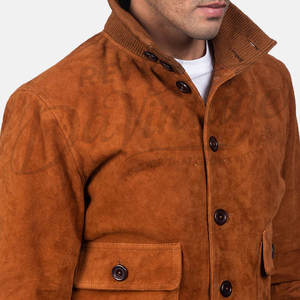 Chaqueta de aviador de cuero de gamuza marrón coñac premium para hombre - Bomber de piel de cabra auténtica con ribete acanalado y bolsillos tipo cargo - Product Image 4