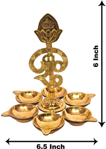 ชุดตะเกียงทองเหลืองพร้อมสัญลักษณ์โอม 7 ดวง ตะเกียงน้ำมันตกแต่งสำหรับพูจา พร้อมฐานวางตะเกียง ของตกแต่งบ้านสไตล์ศาสนาอินเดีย - Product Image 3