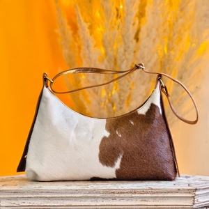 Bolso de Lujo Portátil Impermeable Antirrobo de Piel Genuina y Poliéster Ligero con Cremallera Única y Diseño de Letras de Venus Leathers - Product Image 1