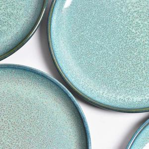 Assiette à dîner en céramique artisanale Seafoam, surface lisse et brillante, design à bord fin, fabrication robuste, parfaite pour les repas contemporains - Product Image 4