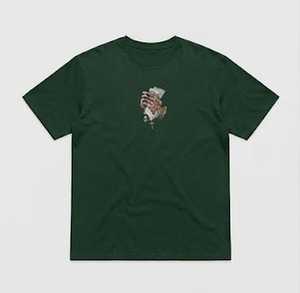 T-shirt décontracté pour homme, vert foncé, à manches courtes et col rond, avec logo frontal et impression photo d'une main tenant de l'argent, coupe classique, 100 % coton respirant - Product Image 1