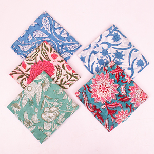 Bandanas en coton faits main à imprimé floral vintage, écologiques, durables, légers, pour l'été, unisexes, à nouer autour du cou ou au poignet - Product Image 2