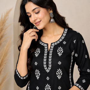 Kurti droit en coton premium brodé à la main à Lucknowi - Tunique ethnique pour femmes - Product Image 4