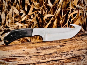 Jagdmesser mit feststehender Klinge und Eingriffshaken, aus Kohlenstoffstahl, mit schwarzem Horngriff, gerader Klinge, Clip-Point, 8 Zoll Gesamtlänge - Product Image 5