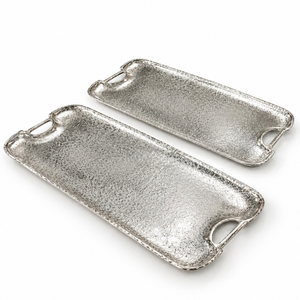Plat de présentation rectangulaire en aluminium argenté martelé, distinctif, avec poignées intégrées |   Plateau de présentation élégant pour table - Product Image 1