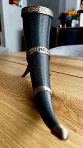 Cuerno de Beber Tradicional Alemán Vikingo con Diseño Impreso, una Fusión de Herencia y Artesanía Moderna, Cuerno de Beber Tradicional - Product Image 2