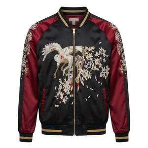 Veste Sukajan élégante pour homme, tissu satiné lisse, légère et confortable, style streetwear. - Product Image 1