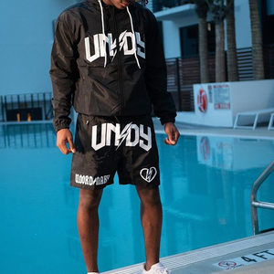 Conjunto Deportivo de Dos Piezas para Hombre con Logotipo Personalizado, Chaqueta Cortavientos con Capucha y Pantalones Cortos, Ligero, 100% Algodón, Ropa Urbana para Primavera - Product Image 4