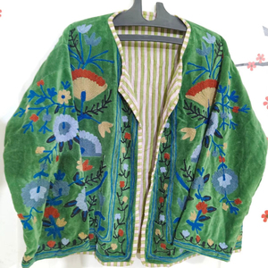 เสื้อแจ็คเก็ตกำมะหยี่สีเขียวปักลายดอกไม้สำหรับผู้หญิง งานแฮนด์เมด ดีไซน์สวนดอกไม้ สไตล์โบโฮ เอธนิค วินเทจ แบบเปิดด้านหน้า - Product Image 1