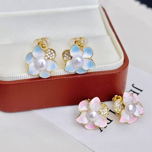 Boucles d'oreilles de luxe en perles d'eau douce naturelles, camélia avec des fleurs incrustées de pierres exquises - Product Image 5