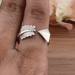 แหวนเงินแท้ 925 สไตล์มินิมอล แหวนเงินสเตอร์ลิงลายตอกแบบเรียบหรู แหวนซ้อนสไตล์โบฮีเมียน แหวนติดนิ้วหัวแม่มือแบบฝังขอบ สำหรับใส่ทุกวัน - Product Image 5