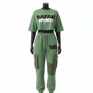 Ensemble pantalon et haut court en molleton de coton et polyester premium 300 GSM vert sauge pour femme, avec poches cargo et logo imprimé sur écran - Product Image 1