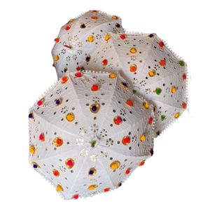 Sombrilla de encaje de algodón indio hecha a mano con bordado de espejo multicolor – Sombrilla para novias y fiestas - Product Image 2