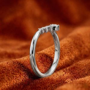 Anillo de Boda de Lujo en Plata de Ley 925 con Moissanita en Forma de V y Engaste de Garras para Mujer, Artesanía Gujarati, Aniversario Nupcial - Product Image 3