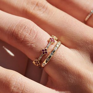 แหวนดีไซน์เนอร์เงินแท้ 925 ชุบทอง ประดับพลอยโกเมน ดีไซน์เรียบหรู รูปโคลเวอร์ สำหรับผู้หญิง - Product Image 4