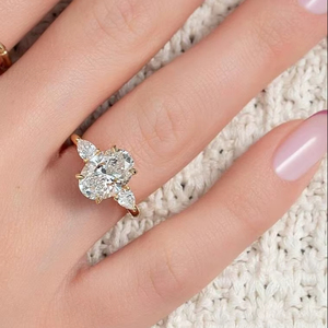 แหวนเพชรทรงรีเม็ดเดี่ยวสามเม็ด ดีไซน์พิเศษ เพชรเพาะเลี้ยง รับรองโดย IGI สี D E F ความสะอาด VVS VS ทองคำ ทองชมพู ทองคำขาว เงิน - Product Image 1