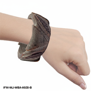 Bracelet ethnique bohème massif en bois sculpté à la main, style tribal antique, cadeau pour elle - Product Image 3