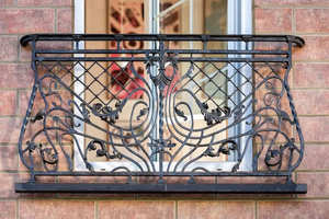 Victorian-style wrought iron balcony railing: rust-resistant, easy to assemble, and featuring an intricate patterned design. - Product Image 2