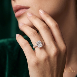 Anillo de Diamantes de Corte Radiante de Alta Gama con Halo de Diamantes Ocultos, Micro Pavé en el Contorno, Doble Hilera de Pavé en los Hombros y Banda Ancha - Product Image 1