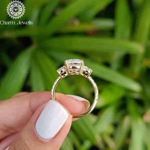 Bague de fiançailles classique pour femme en or massif 18 carats avec trois pierres de moissanite taille coussin et sertissage à griffes Charm Jewells - Product Image 6