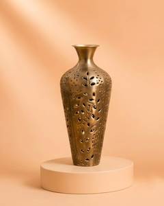 Vase décoratif en métal martelé doré poli pour une touche d'élégance résidentielle raffinée - Product Image 6