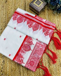 Sari indien en soie blanche à motifs floraux avec bordure rouge, tenue de mariage traditionnelle indienne pour femmes, longueur au sol, coupe classique, toutes saisons - Product Image 4