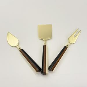 Ensemble de 3 couteaux à fromage en acier inoxydable faits à la main, avec manche en résine, pour servir le fromage au petit-déjeuner – Vente chaude - Product Image 3